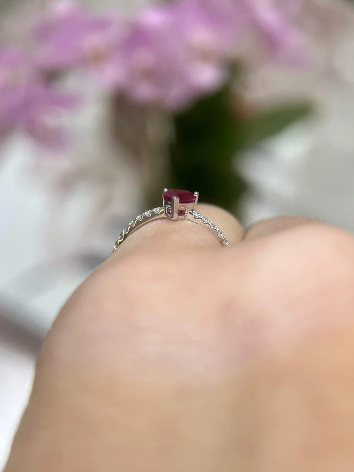 파베 다이아몬드가 세팅된 우아한 14k 골드 하트 모양 루비