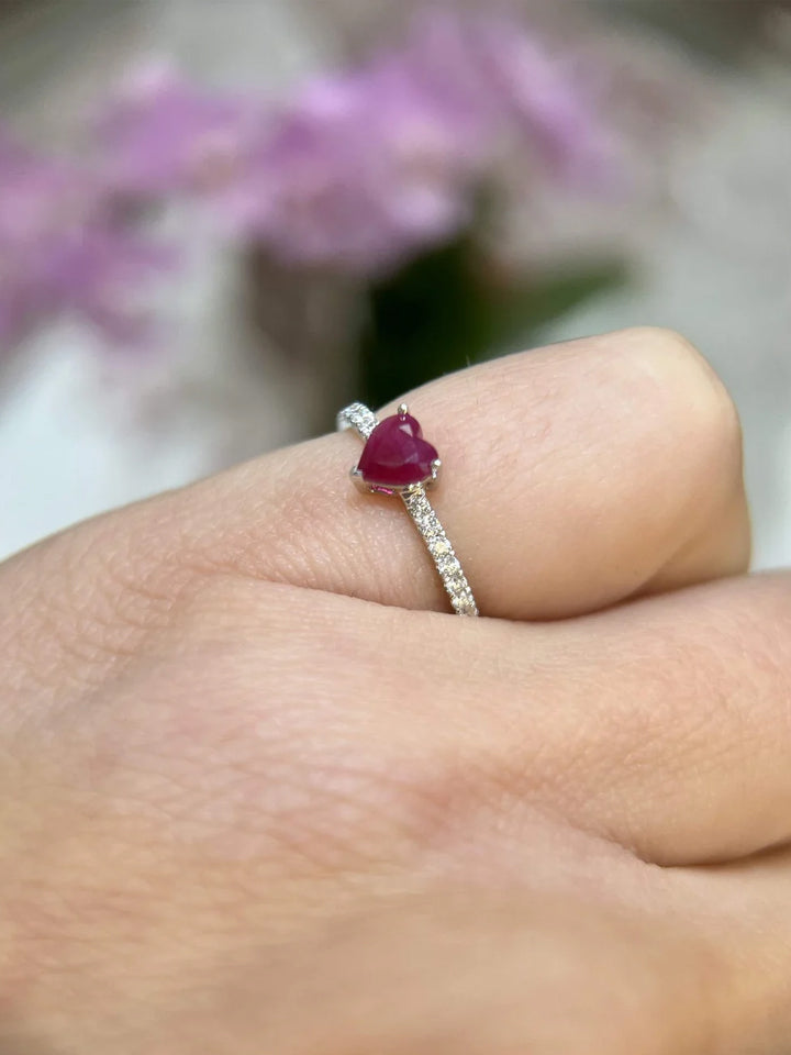 파베 다이아몬드가 세팅된 우아한 14k 골드 하트 모양 루비