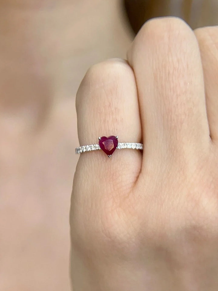 파베 다이아몬드가 세팅된 우아한 14k 골드 하트 모양 루비