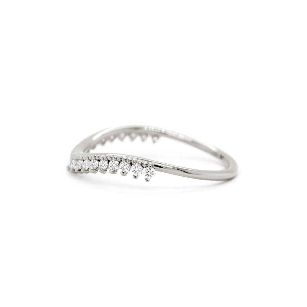 Dazzling 14K Gold Curved Band with 22 Sparkling Diamonds
