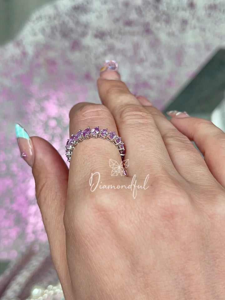 迷人的 3.82 克拉梨形粉色蓝宝石永恒戒指