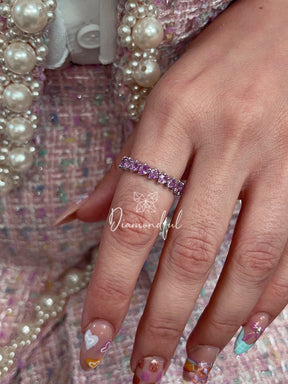 迷人的 3.82 克拉梨形粉色蓝宝石永恒戒指